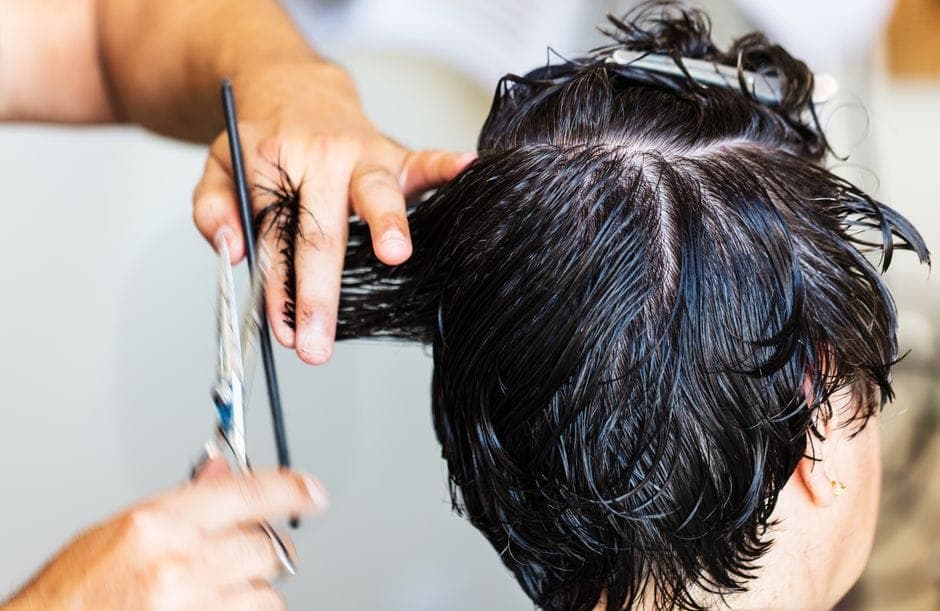 Coiffeuse à domicile sans diplôme : légal ?