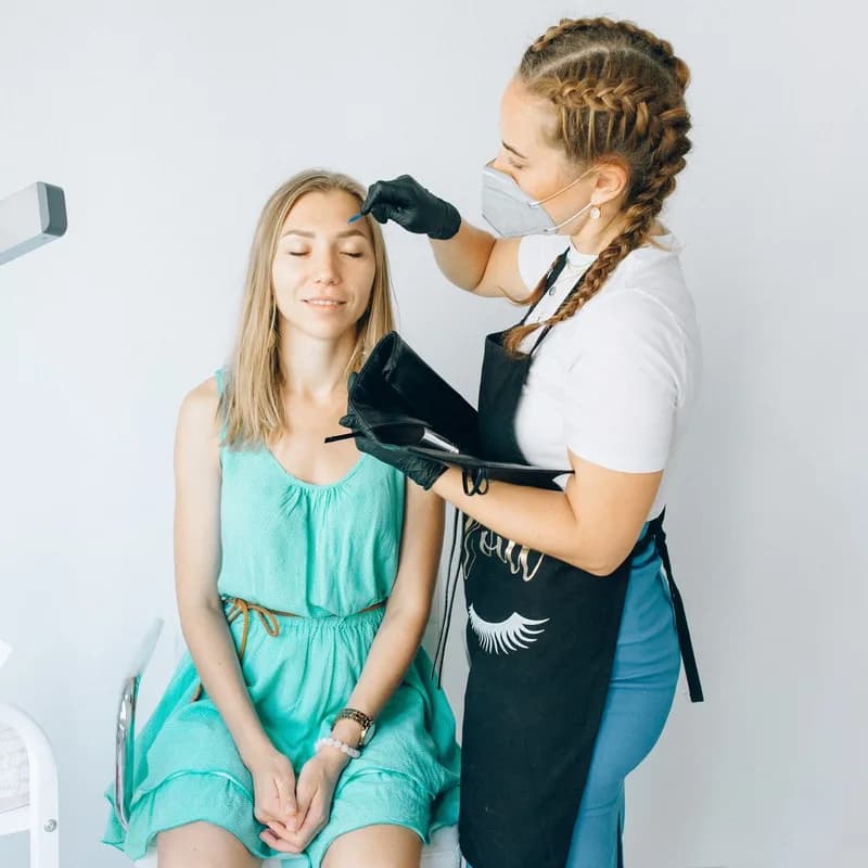 Sourcils redessinés avec précision