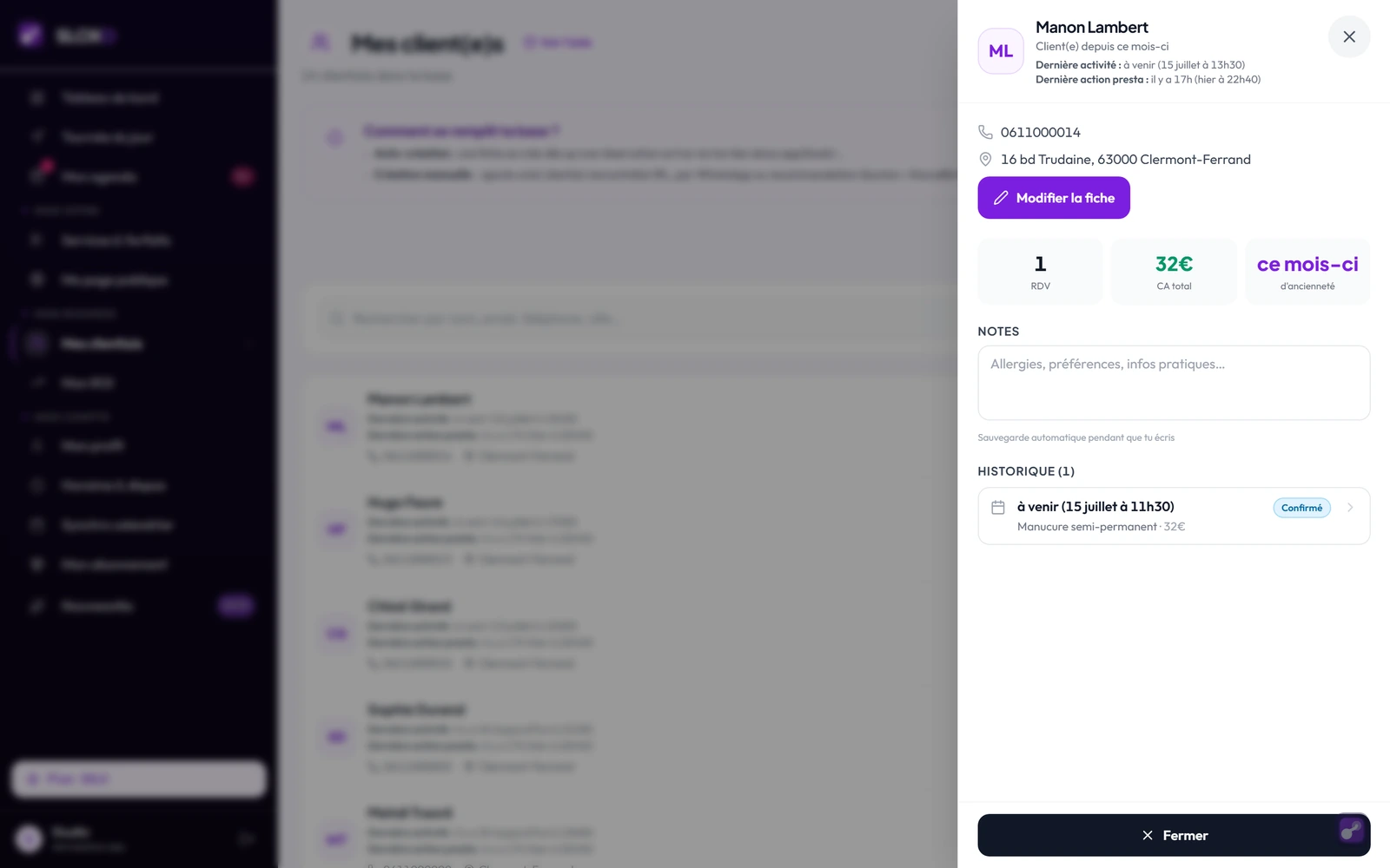 Le détail d'une fiche client(e) : coordonnées, adresse, compteurs (RDV, CA total, ancienneté), zone de notes et historique des RDV avec leur statut