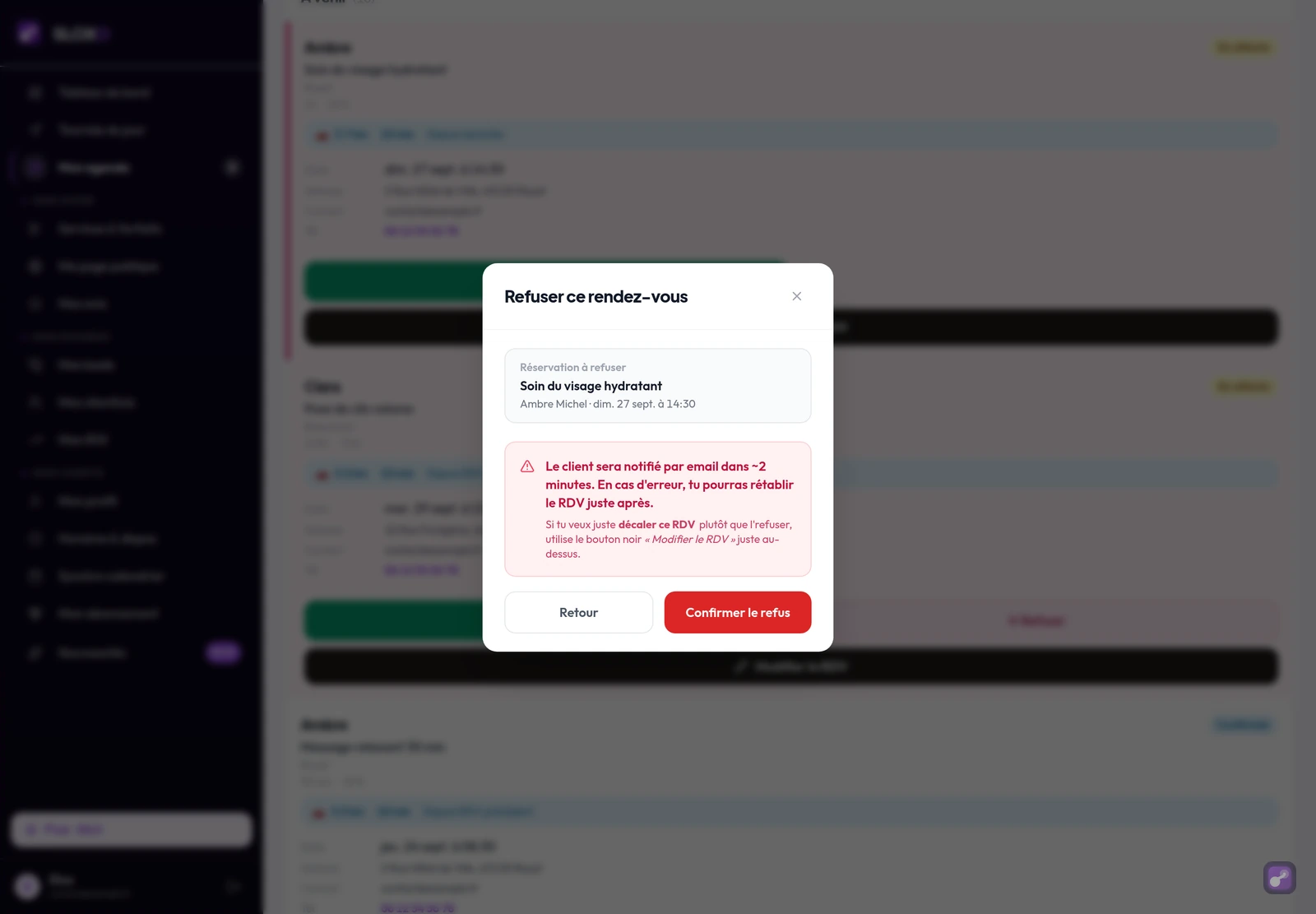 La fenêtre de refus rappelle la prestation concernée, prévient que le/la client(e) sera notifié(e) par email, et propose de décaler plutôt que de refuser