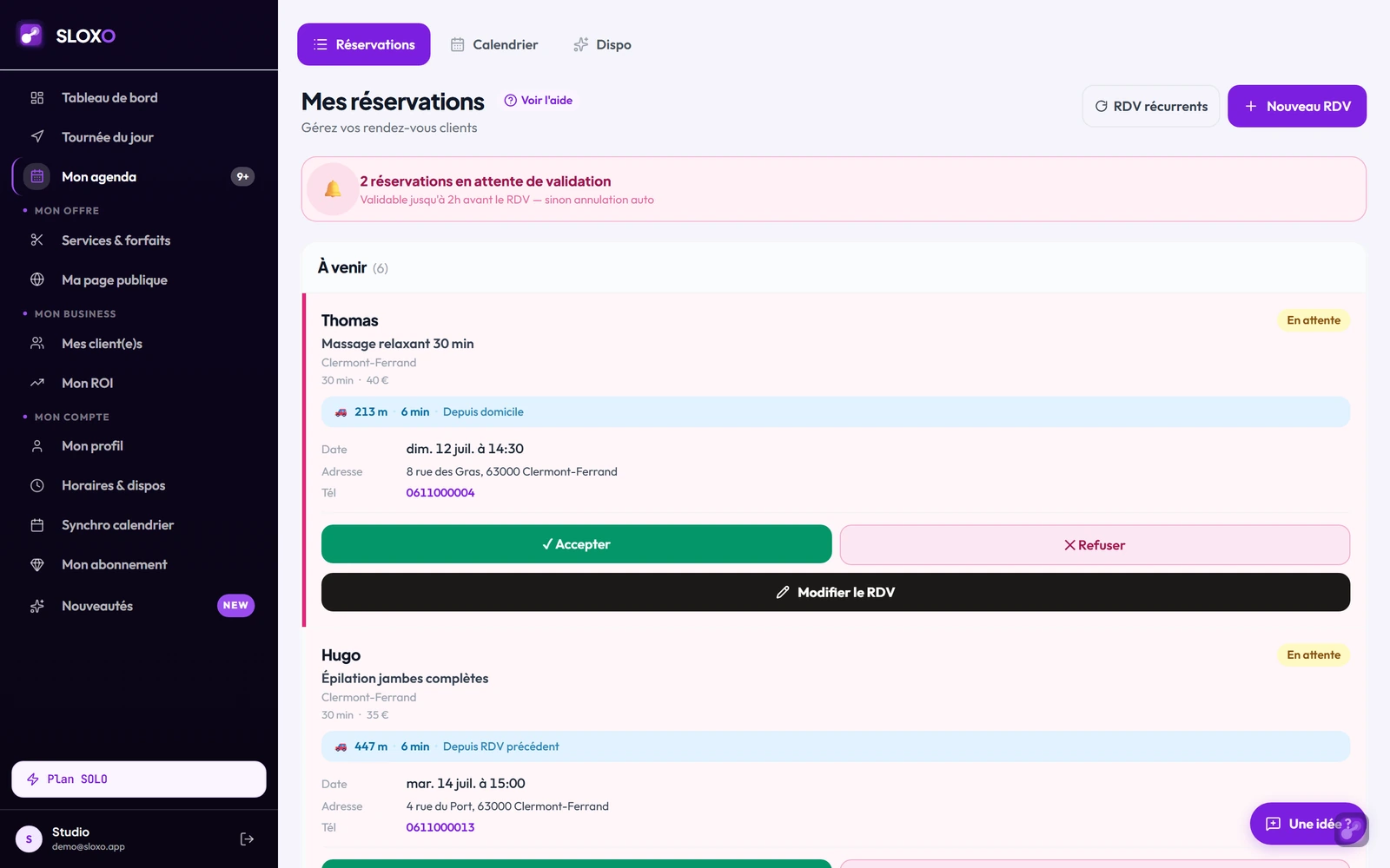La page Réservations : un bandeau signale les demandes en attente, chaque RDV porte son badge de statut coloré