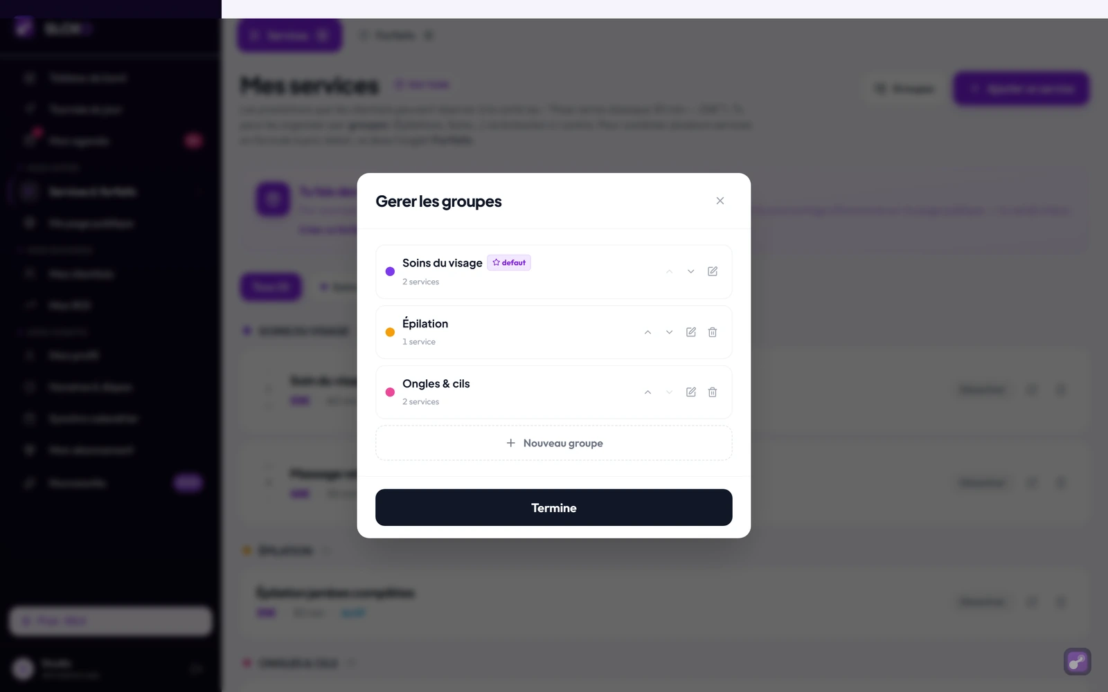 La modale « Gérer les groupes » : chaque groupe a un point coloré, un compteur de services et le badge « défaut » sur le groupe par défaut