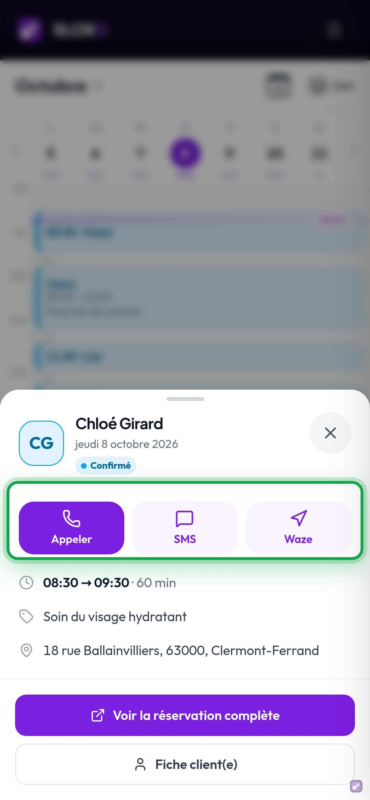 Le détail d'un RDV sur téléphone : la feuille avec les boutons Appeler, SMS et Waze encadrés, l'horaire, la prestation et l'adresse