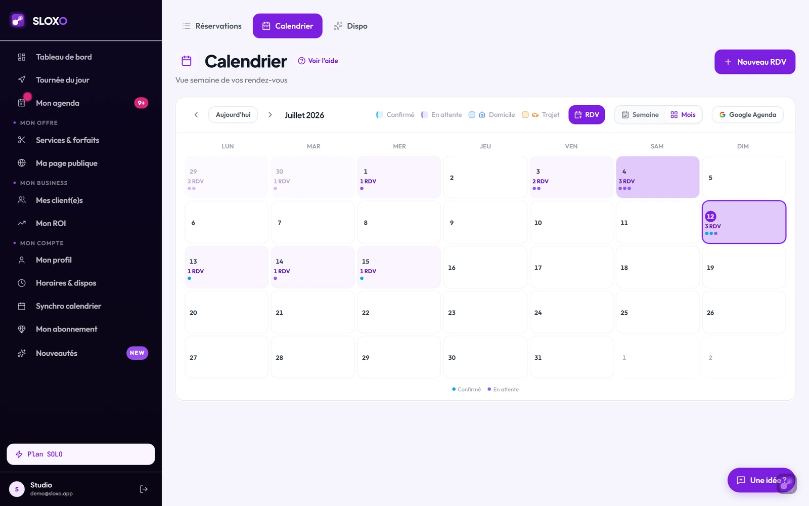 La vue Mois du Calendrier : chaque jour montre son nombre de RDV et des points de statut, le jour courant est surligné — idéal pour repérer jours pleins et jours creux